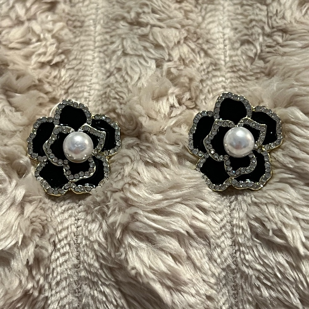 Black Camellia Flower Pearl & Crystal Earrings NWOT